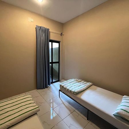 Theatbas Homestay 17 In Seri Iskandar Perak 3 Bedroom Bota エクステリア 写真