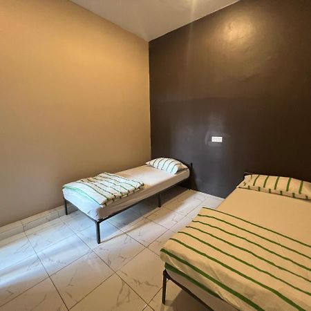 Theatbas Homestay 17 In Seri Iskandar Perak 3 Bedroom Bota エクステリア 写真