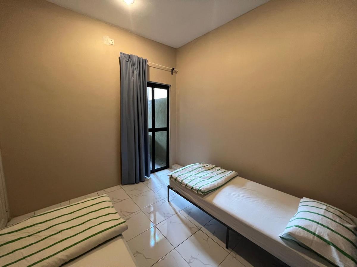Theatbas Homestay 17 In Seri Iskandar Perak 3 Bedroom Bota エクステリア 写真