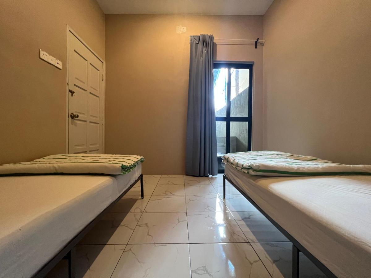 Theatbas Homestay 17 In Seri Iskandar Perak 3 Bedroom Bota エクステリア 写真