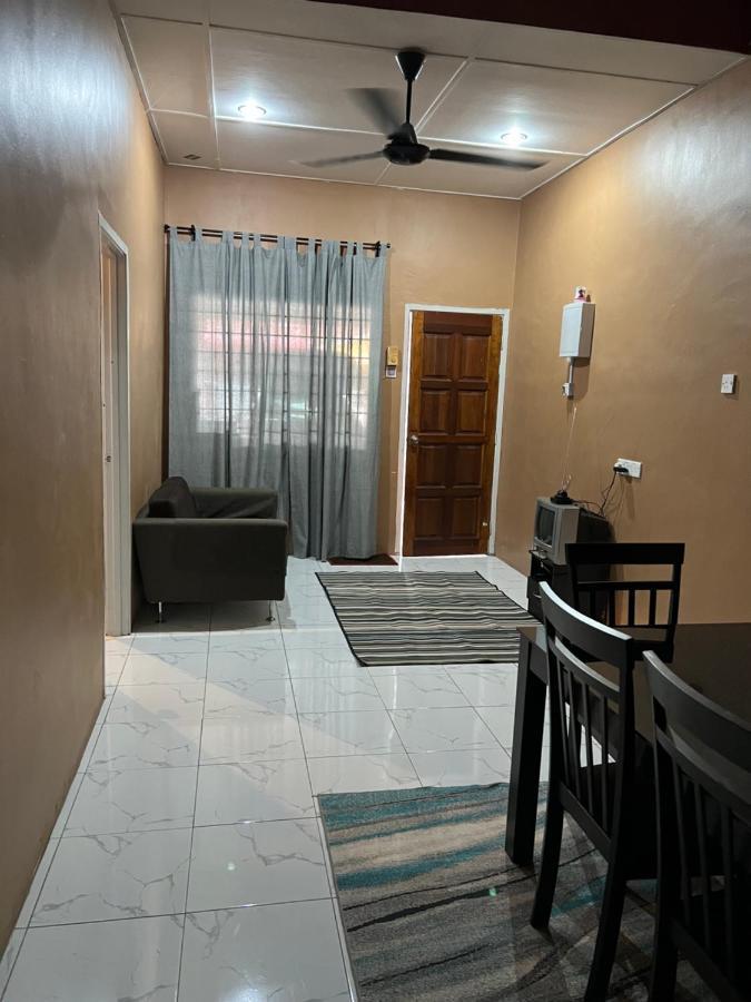 Theatbas Homestay 17 In Seri Iskandar Perak 3 Bedroom Bota エクステリア 写真